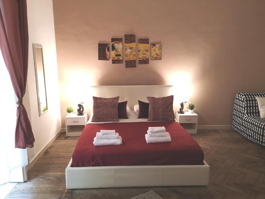 Domus Luigi Leone 2 Bed & Breakfast Naples Exterior photo
