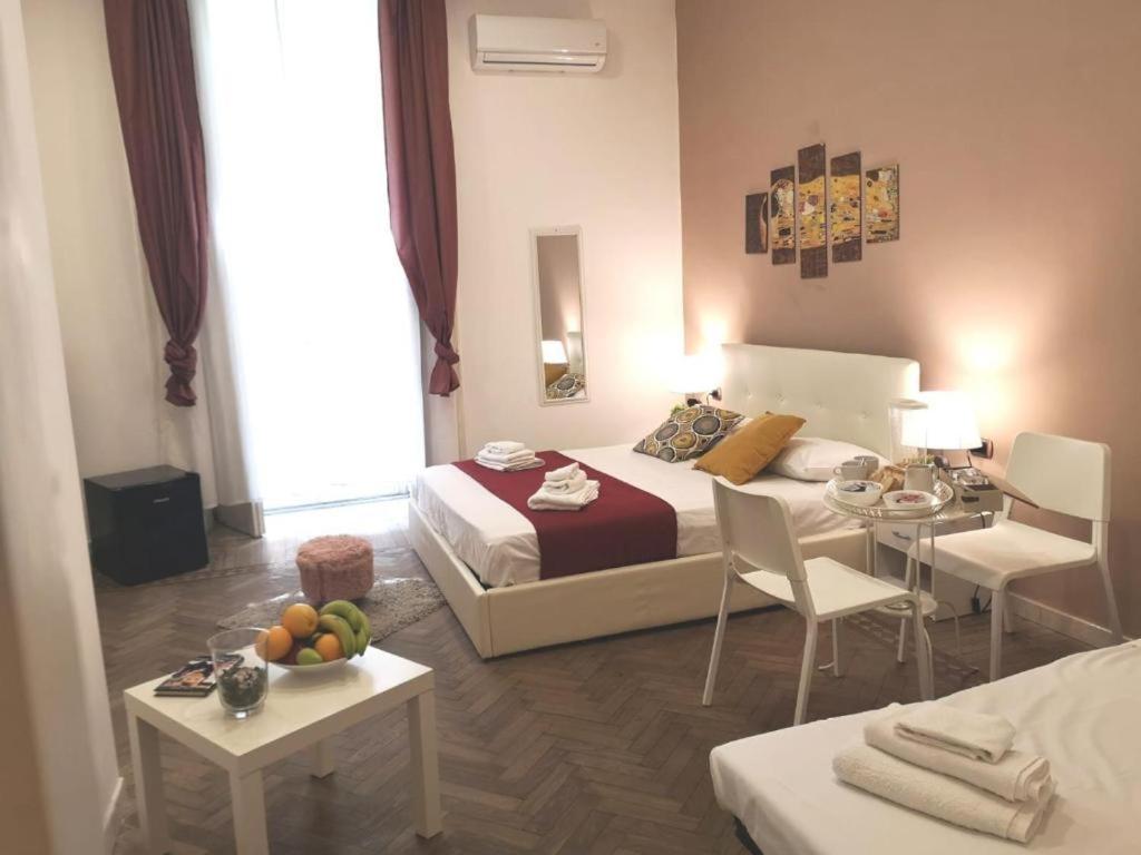Domus Luigi Leone 2 Bed & Breakfast Naples Exterior photo